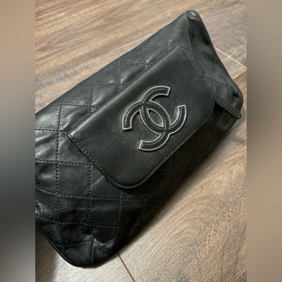 Chanel Hamptons Foldover Clutch Black Quilted Leather Handbag - Picture 7 of 16